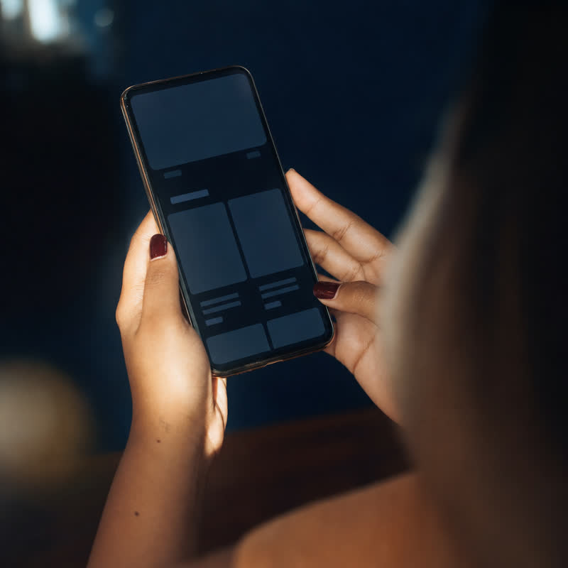 Celular exibindo um site dentro de uma loja